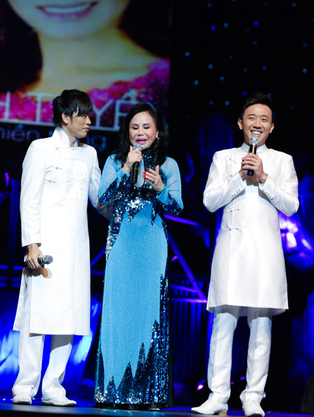 Thanh[-]Tuyền[-]nghẹn[-]ngào,[-]Hoài[-]Linh[-]giở[-]'miếng[-]hài'